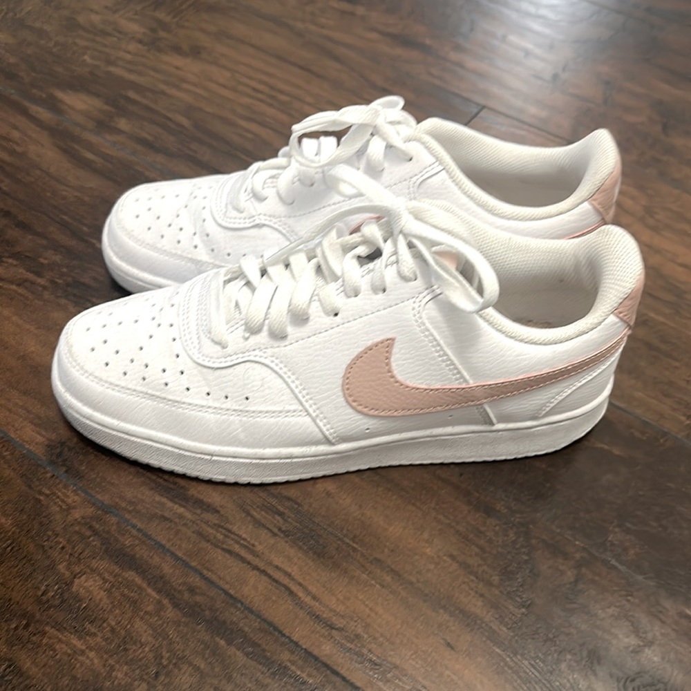Nike Sneakers in White & Mauve